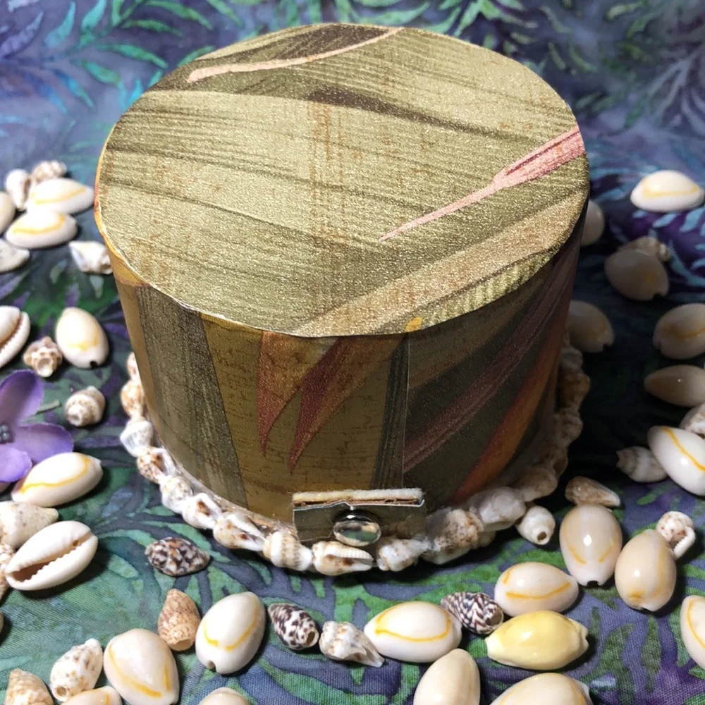 MANGO TREE STUDIOS Round Lidded Seashell Felt Lined Trinket Box Unique New